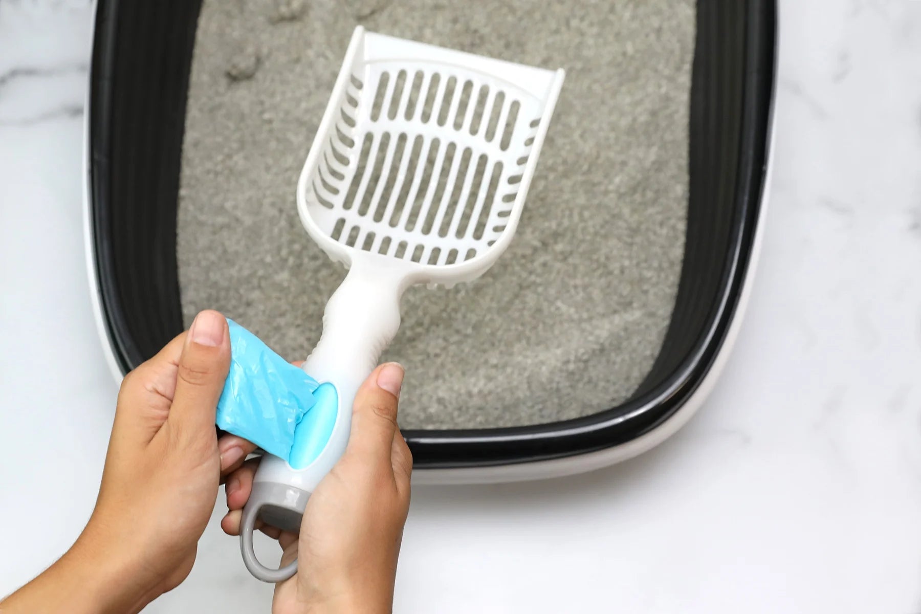 Deluxe 2-In-1 Plastic Cat Litter Scoop with Built-In Waste Bag Dispenser in Handle, 15 Fresh Scent Disposable Waste Bags Included, Assorted Colors